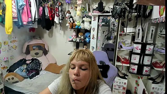 Snapshot of allsson_queen chatting on July 2026 02:02:01 AM allsson queen online show from July 2026 02:02:01 AM