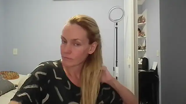 Annylove1 online show from April 2026 11:49:01 PM