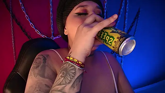 Snapshot of Laura_takint chatting on December 2024 04:46:02 PM Laura takint online show from December 2024 04:46:02 PM