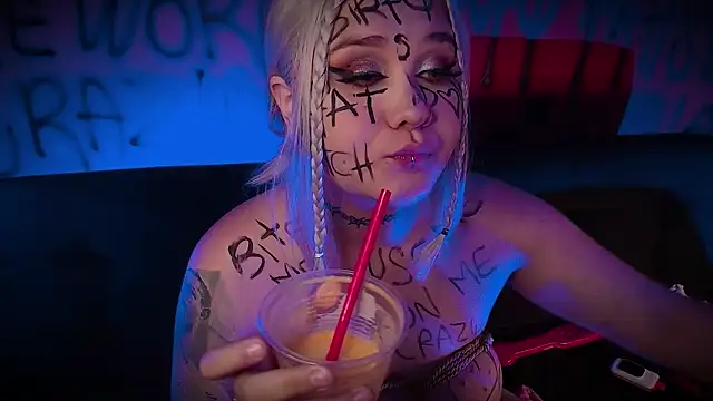 Snapshot of Laura_takint chatting on February 2025 07:05:02 PM Laura takint online show from February 2025 07:05:02 PM