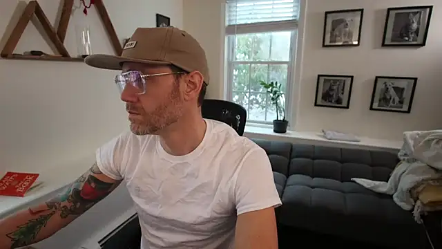 Snapshot of BradBronton chatting on February 2026 07:32:02 PM BradBronton online show from February 2026 07:32:02 PM