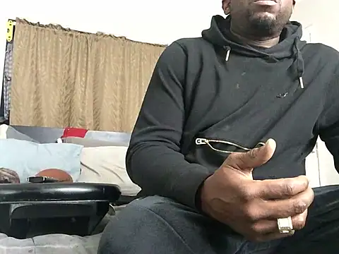 Snapshot of Londonfrotadejr chatting on January 2025 03:58:01 PM Londonfrotadejr online show from January 2025 03:58:01 PM