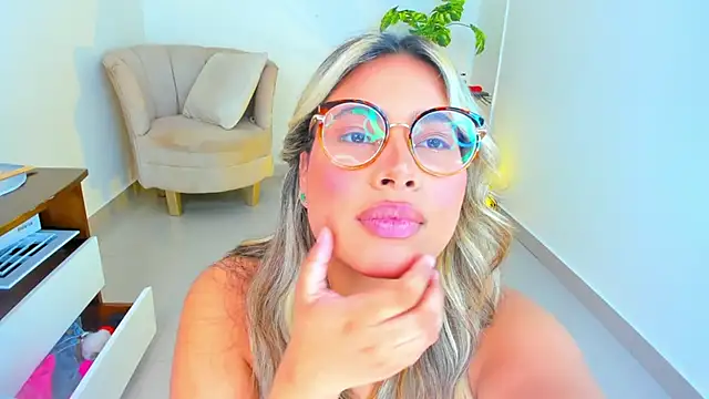 Snapshot of Carlota_peach chatting on January 2025 05:59:02 AM Carlota peach online show from January 2025 05:59:02 AM