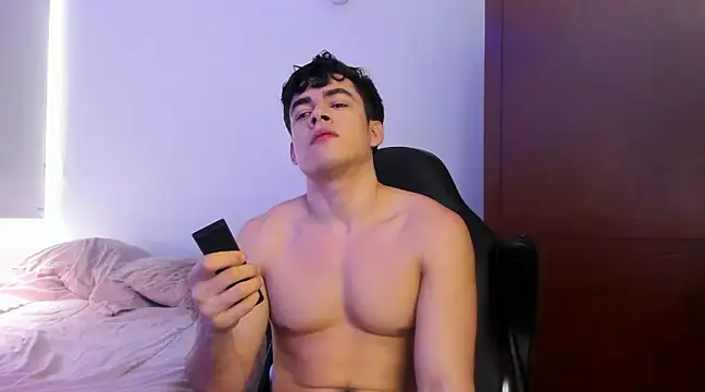 Snapshot of Lucian_Gomez_ chatting on December 2024 07:03:02 PM Lucian Gomez  online show from December 2024 07:03:02 PM