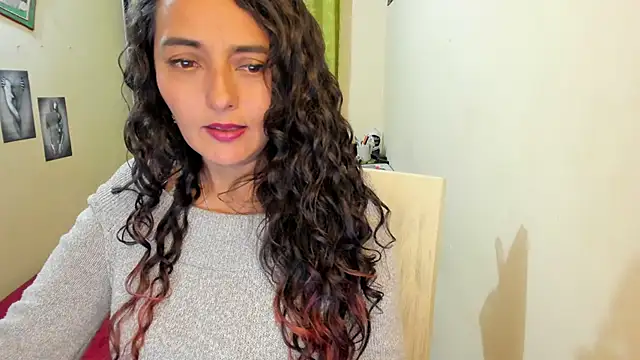 Snapshot of emma_luxy chatting on January 2025 06:01:01 AM emma luxy online show from January 2025 06:01:01 AM