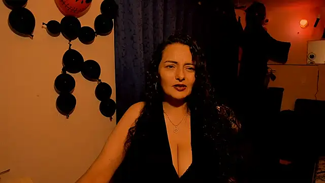 Snapshot of emma_luxy chatting on October 2025 12:33:01 AM emma luxy online show from October 2025 12:33:01 AM