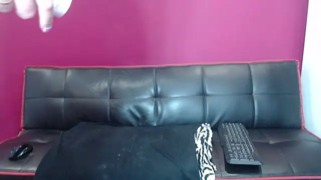 Young Strawberryy online show from February 2025 01:40:02 PM