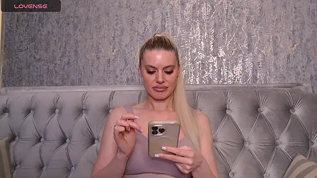 BlondieStar online show from December 2024 01:45:01 PM