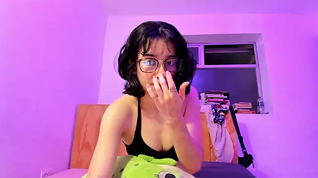 Snapshot of _Lunnaa_ chatting on January 2025 03:01:01 AM  Lunnaa  online show from January 2025 03:01:01 AM