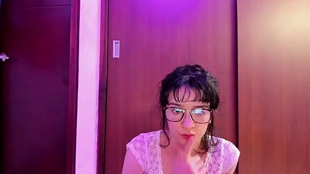 Snapshot of _Lunnaa_ chatting on March 2025 04:13:01 AM  Lunnaa  online show from March 2025 04:13:01 AM