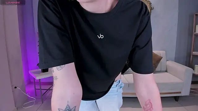 NiaHolland online show from December 2025 07:08:02 PM