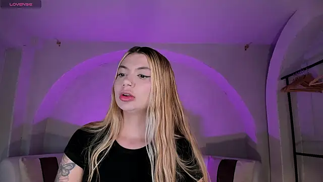 Snapshot of NiaHolland chatting on March 2026 06:35:02 PM NiaHolland online show from March 2026 06:35:02 PM