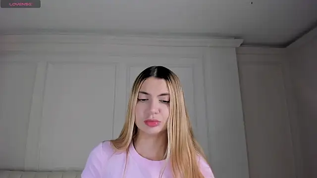 Snapshot of NiaHolland chatting on April 2026 08:28:01 PM NiaHolland online show from April 2026 08:28:01 PM