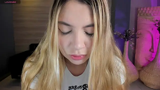 Snapshot of NiaHolland chatting on May 2026 05:20:01 PM NiaHolland online show from May 2026 05:20:01 PM