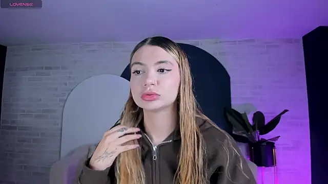 Snapshot of NiaHolland chatting on May 2026 11:43:02 PM NiaHolland online show from May 2026 11:43:02 PM