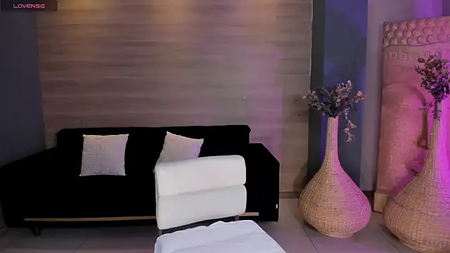 Snapshot of NiaHolland chatting on May 2026 06:49:02 PM NiaHolland online show from May 2026 06:49:02 PM