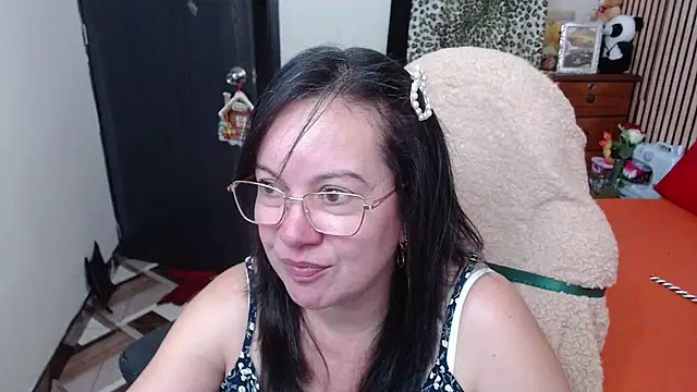 Sonialorens  online show from December 2025 10:29:02 PM