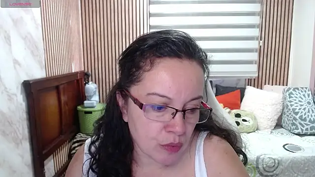 Sonialorens  online show from June 2026 09:39:01 PM