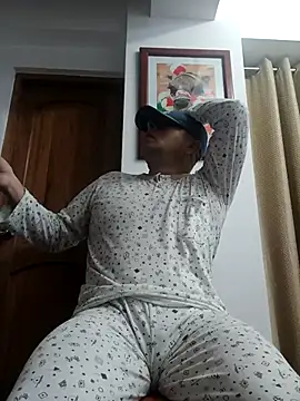 chicoguapo8 online show from October 2025 09:49:01 AM