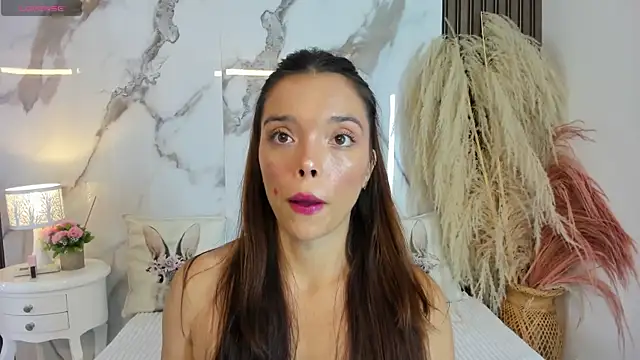 Snapshot of hannahill69 chatting on June 2026 05:05:02 AM hannahill69 online show from June 2026 05:05:02 AM