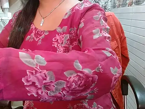 Snapshot of LovingPihu chatting on February 2026 06:19:02 AM LovingPihu online show from February 2026 06:19:02 AM