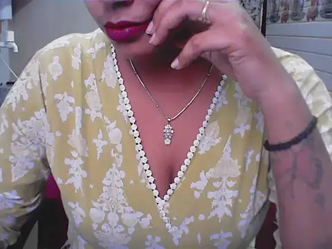 Snapshot of LovingPihu chatting on June 2026 06:20:01 AM LovingPihu online show from June 2026 06:20:01 AM