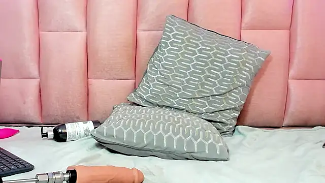 Snapshot of valeriaa19 chatting on March 2025 08:33:02 AM valeriaa19 online show from March 2025 08:33:02 AM