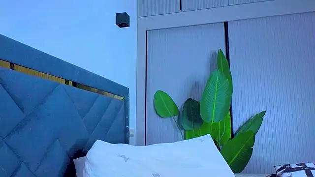 Mia Tin online show from September 2025 04:07:02 PM