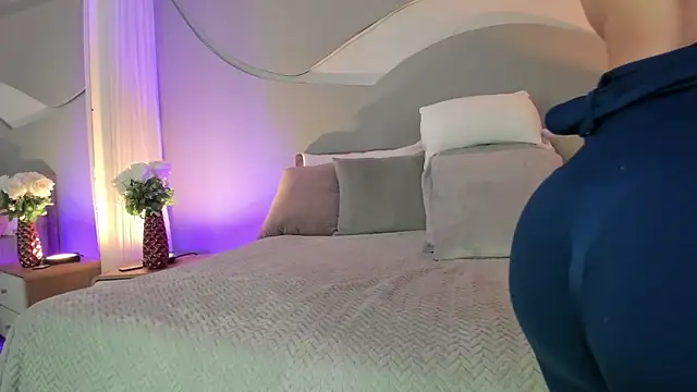 Nicolle W online show from November 2025 11:54:01 AM