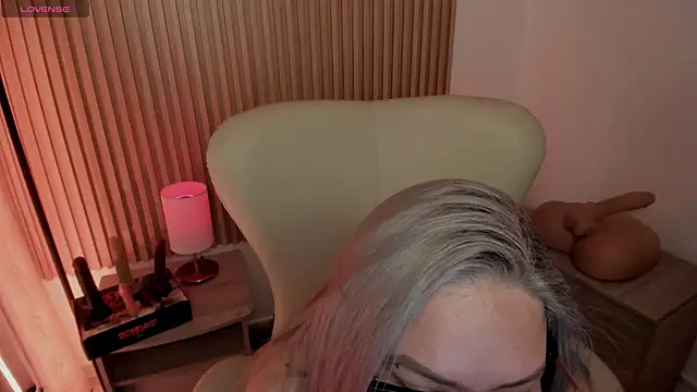 MarianL0ve online show from February 2025 05:04:02 PM