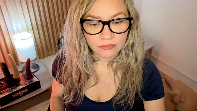 MarianL0ve online show from November 2025 10:47:02 AM