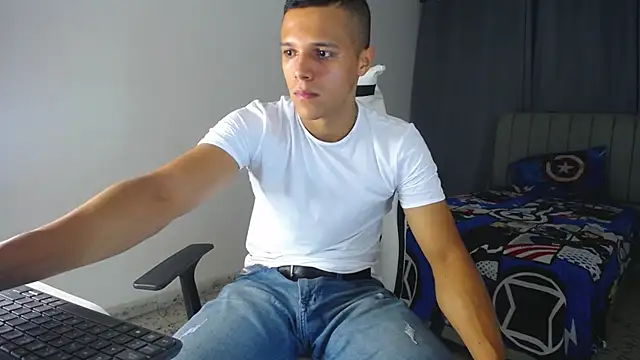 Snapshot of DavidAngell7 chatting on February 2025 03:53:01 AM DavidAngell7 online show from February 2025 03:53:01 AM