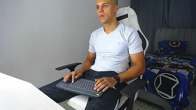 Snapshot of DavidAngell7 chatting on February 2025 04:07:01 AM DavidAngell7 online show from February 2025 04:07:01 AM