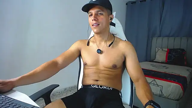 Snapshot of DavidAngell7 chatting on October 2025 05:05:01 AM DavidAngell7 online show from October 2025 05:05:01 AM