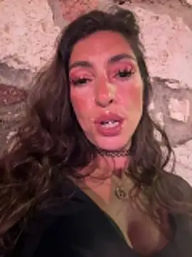 amanilouve online show from April 2026 09:42:02 PM