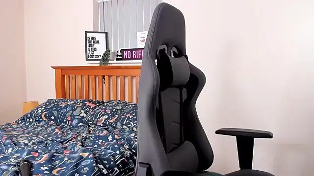 Snapshot of LucieWinters_UK chatting on March 2025 04:45:01 PM LucieWinters UK online show from March 2025 04:45:01 PM