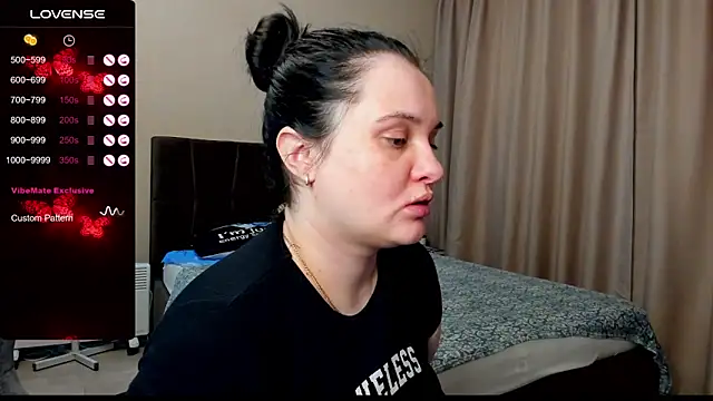 Snapshot of AlanaBrox chatting on October 2025 12:22:01 AM AlanaBrox online show from October 2025 12:22:01 AM