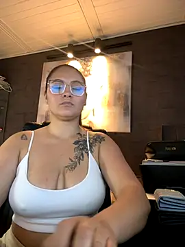 Emiily W online show from October 2025 06:03:02 PM