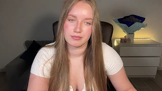 Snapshot of EvaMaddison chatting on June 2026 06:55:02 PM EvaMaddison online show from June 2026 06:55:02 PM