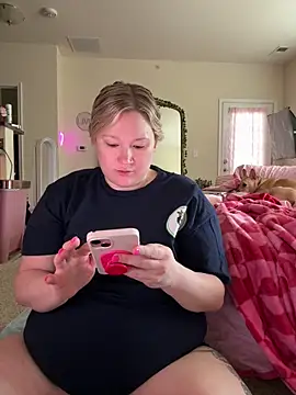 Snapshot of PiggyRose chatting on April 2026 04:37:01 PM PiggyRose online show from April 2026 04:37:01 PM