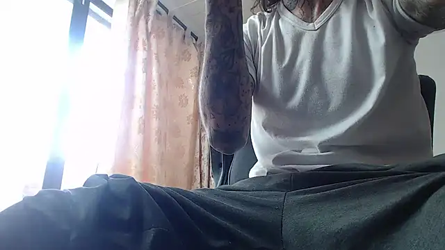 Snapshot of harry_reems1 chatting on January 2025 04:08:02 PM harry reems1 online show from January 2025 04:08:02 PM