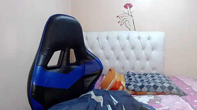 Leylafourniert online show from October 2025 05:10:01 PM