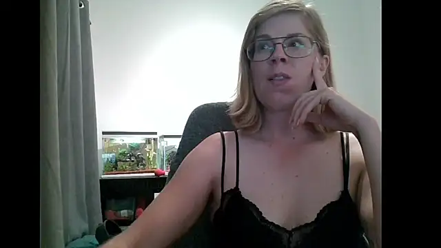 Snapshot of SavannaGirly chatting on March 2025 05:02:02 PM SavannaGirly online show from March 2025 05:02:02 PM