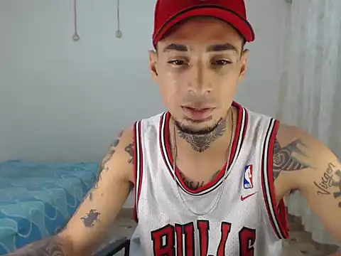 Snapshot of emiliano_hottt chatting on December 2025 05:05:01 AM emiliano hottt online show from December 2025 05:05:01 AM