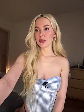 Snapshot of xDinnax chatting on December 2025 05:45:02 AM xDinnax online show from December 2025 05:45:02 AM