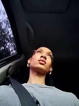 Leaberry online show from November 2025 09:46:02 PM