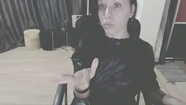 Snapshot of GoldenSasha chatting on September 2025 02:08:01 PM GoldenSasha online show from September 2025 02:08:01 PM
