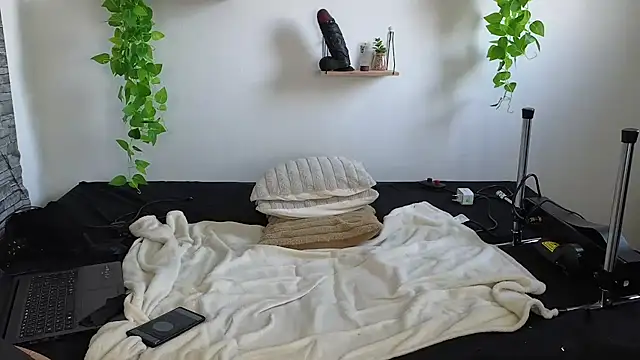 Snapshot of Moxxxie chatting on March 2025 04:35:01 PM Moxxxie online show from March 2025 04:35:01 PM