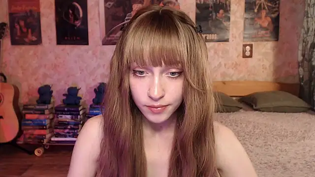 Snapshot of Friendly_Ellie chatting on June 2026 12:44:01 AM Friendly Ellie online show from June 2026 12:44:01 AM