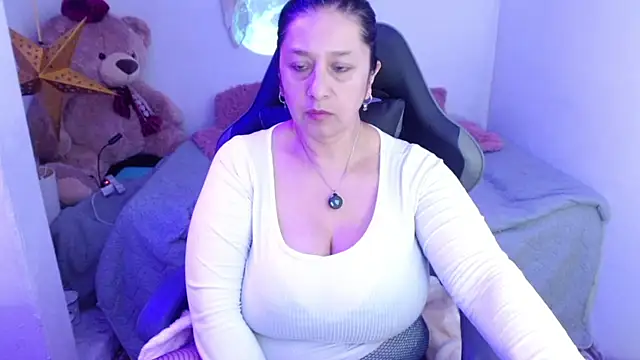 Snapshot of camilalatti chatting on April 2026 12:28:01 AM camilalatti online show from April 2026 12:28:01 AM